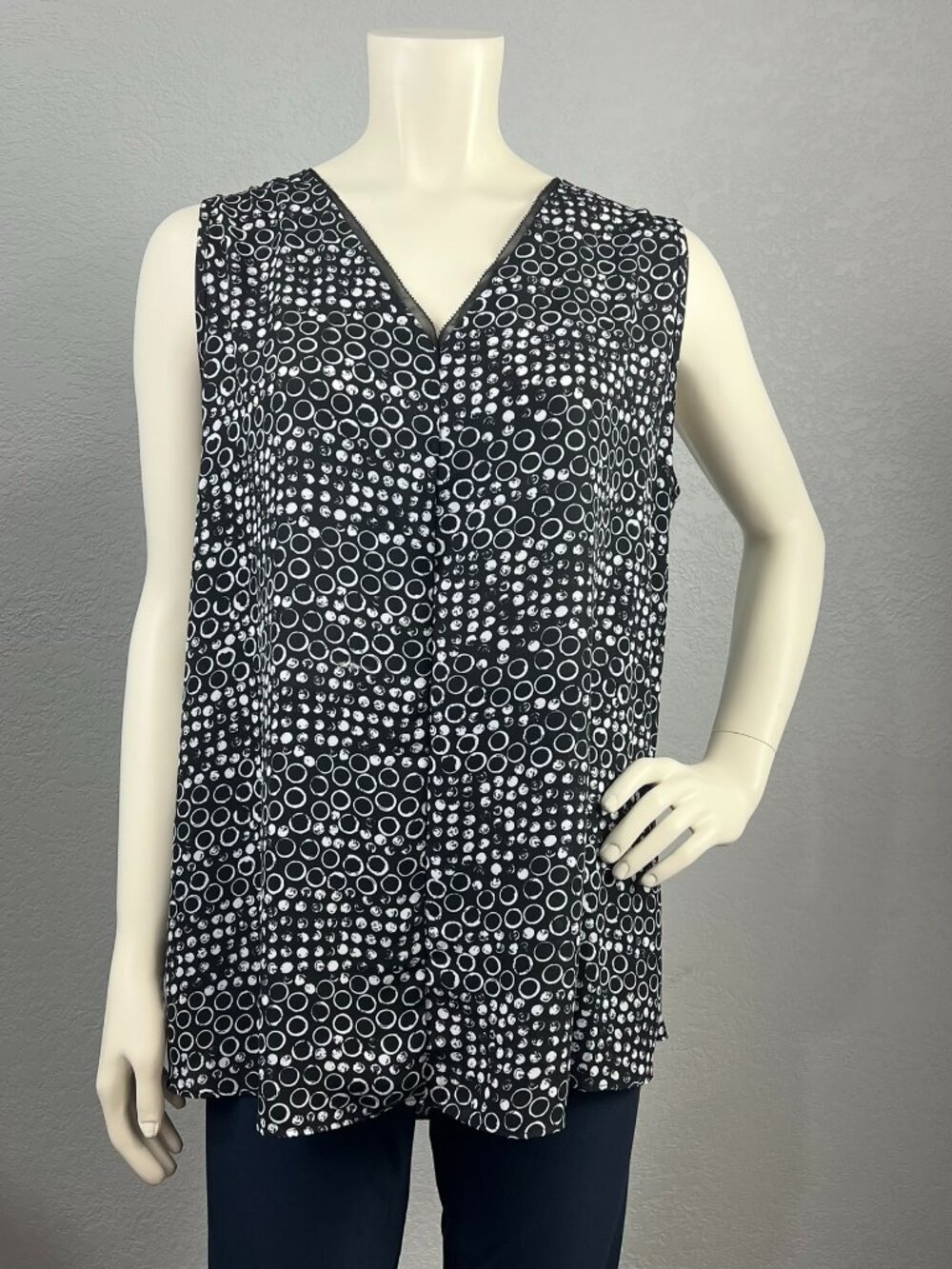Cato Black & White Circle Print Sleeveless V-Neck Top - Size 18/20W - Like NEW